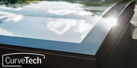 Gebogenes Glas und randlose Oberfläche für einfaches Ablaufen von Regenwasser